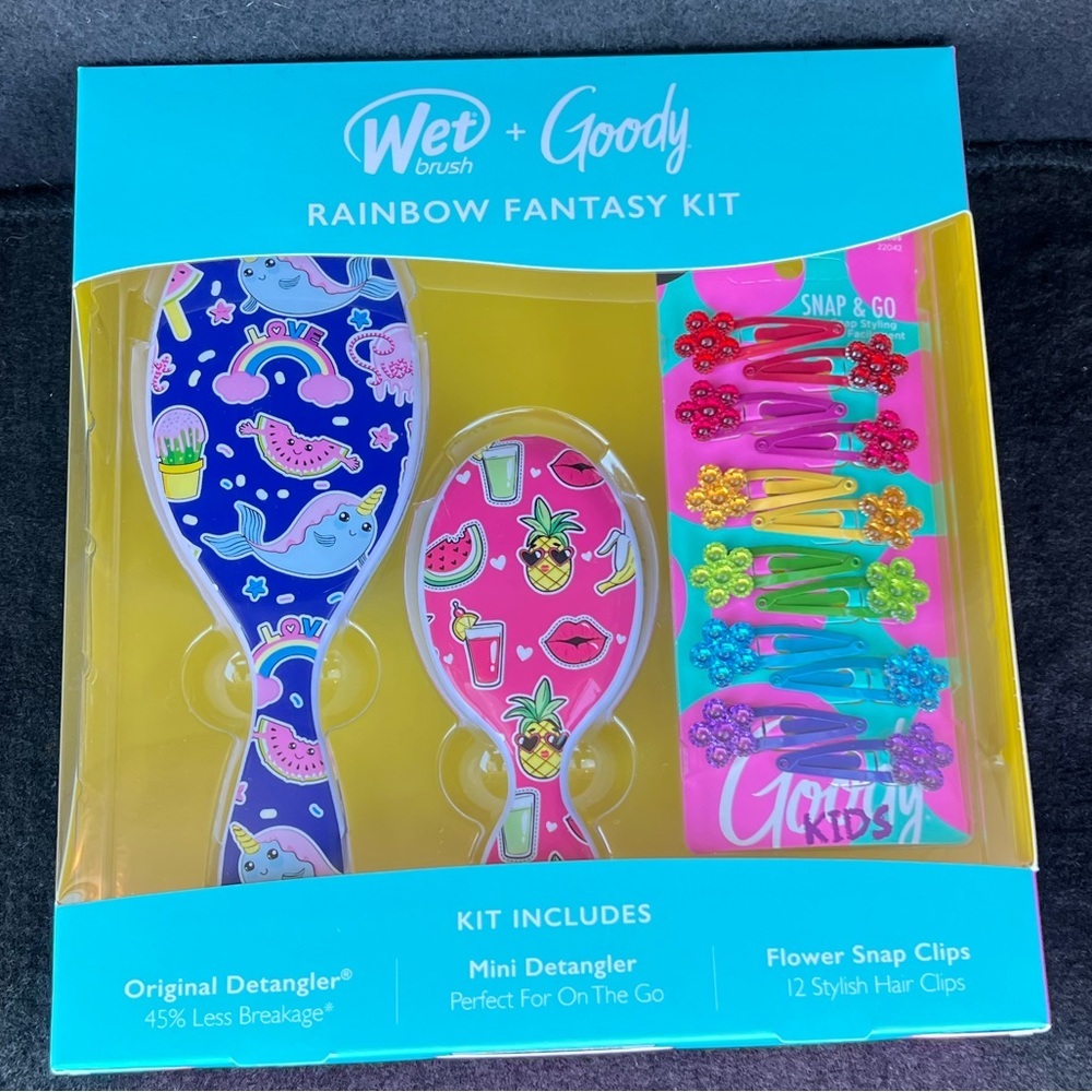 Girls 2 Brushes and Hair Clips